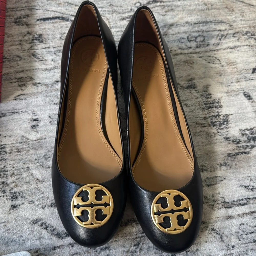 Tory Burch Black Chelsea Leather pumps with Gold Logo. Size 8